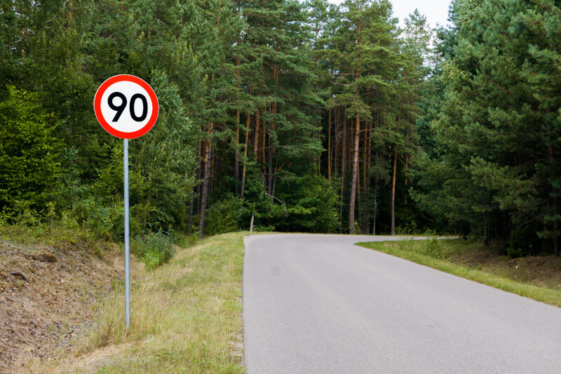 Ograniczenia prędkości w Polsce. Ile wynoszą i co grozi za ich przekraczanie?