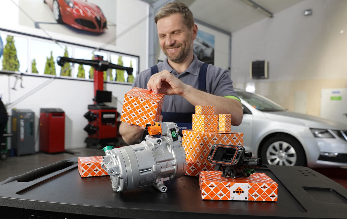 Mechanik wypakowuje produkty NRF