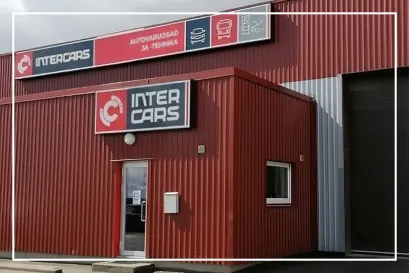 Inter Carsi hoone punase metallfassaadiga – autovaruosade ja -tehnika kauplus