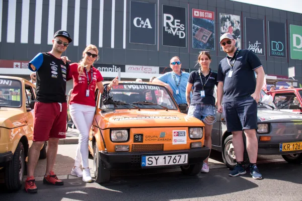Przedstawiciele Inter Cars oraz Fundacji Inter Cars wraz z ambasadorem firmy, Bartoszem Ostałowskim oraz Dyrektorem Grupy Bielsko Biała podczas startu Wielkiej Wyprawy Maluchów, Bielsko Biała 4.07.2023 "Maluch" został dopasowany do potrzeb Bartosza, wyposażony w automatyczną skrzynię biegów wraz z silnikiem ze Smarta otrzymał nazwę Smartlucha