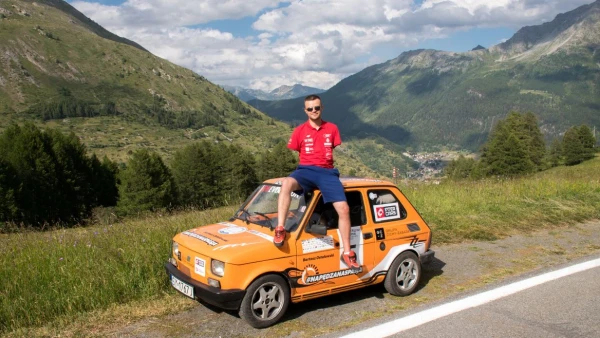 Bartosz Ostałowski, ambasador Inter Cars, był jednym z uczestników Wielkiej Wyprawy Maluchów. To wyjątkowa akcja charytatywna, której celem było zebranie miliona złotych na pomoc dzieciom-ofiarom wypadków samochodowych.