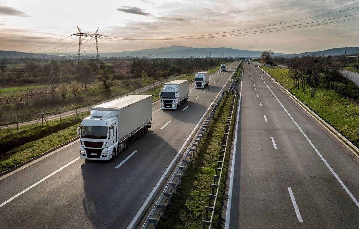 Ciąg ciężarówek na autostradzie