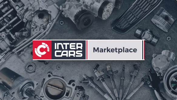 Grafika promocyjna "Inter Cars Marketplace" z logo firmy, umieszczona na tle szarego zdjęcia różnorodnych części samochodowych