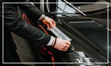 „Ravenol“ logotipas nuo šiol puikuosis ant „Mercedes-AMG Performance“ automobilių.