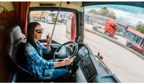 Szwedki na ciężarówki! Co trzeci uczeń w szkole dla kierowców w Szwecji to kobieta…