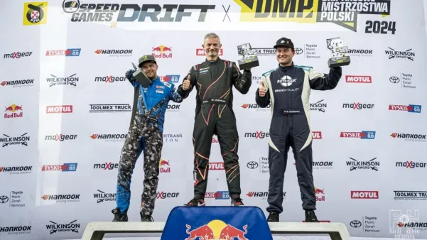Bartosz Ostałowski na podium podczas DMP na Torze Słomczyn
