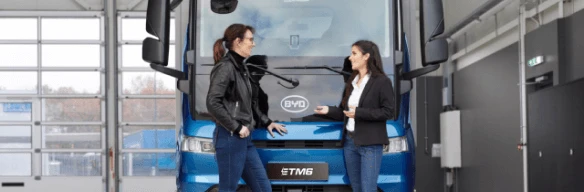 Przedstawiciel handlowy sprzedający auto BYD