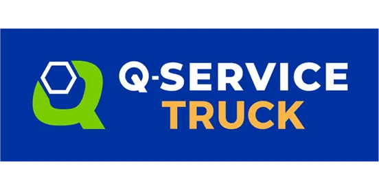 Q-SERVICE TRUCK logo sinisel taustal – valge ja oranž tekst rohelise Q-tähega