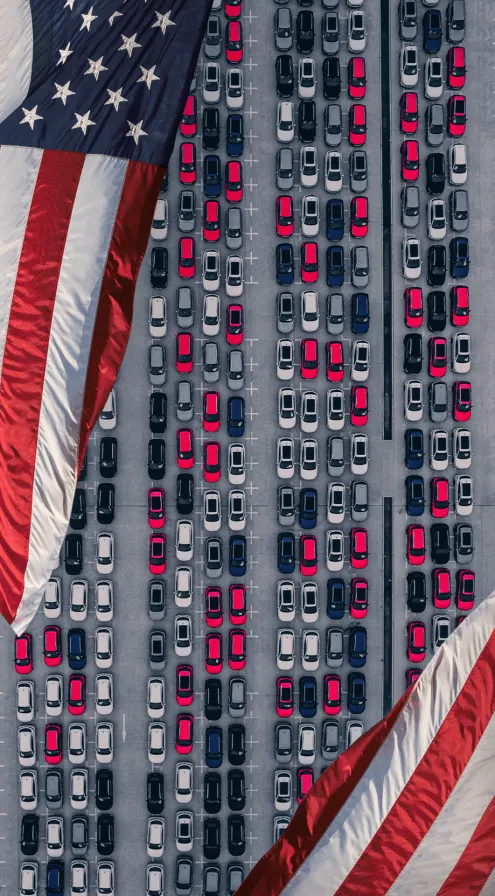 Parking z samochodami – widok z lotu ptaka, auta w różnych kolorach, amerykańskie flagi w rogach