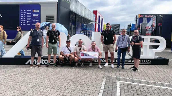 Grupa posjetitelja pozira ispred MotoGP znaka na događaju u Nizozemskoj.