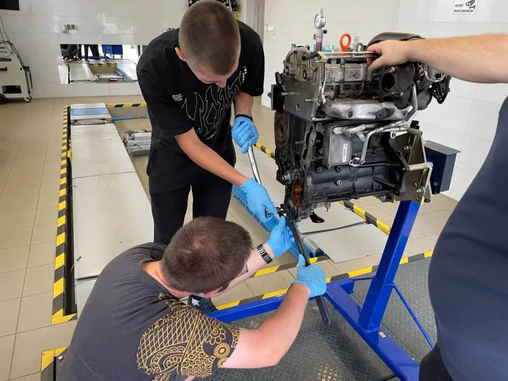 Szkolenia dla młodych mechaników w Inter Cars