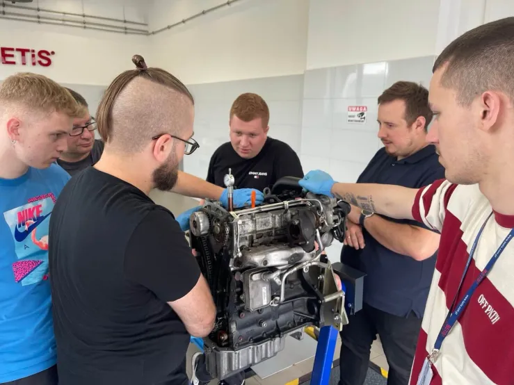 Szkolenia dla młodych mechaników w Inter Cars_2