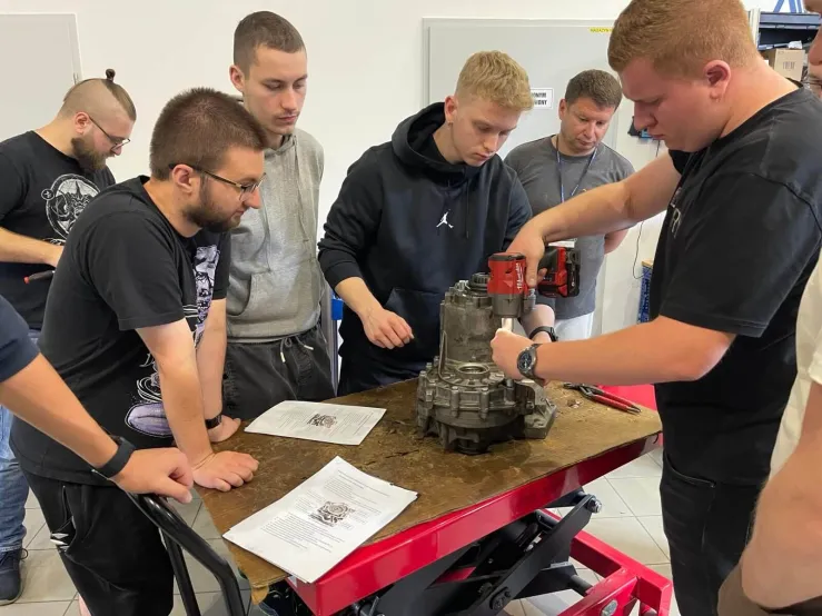 Szkolenia dla młodych mechaników w Inter Cars_6