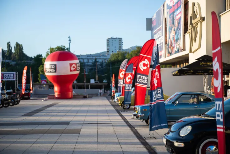 Inter Cars događaj na otvorenom. Klasični automobili izloženi na trgu pored crvenih