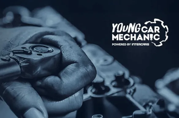 Young car mechanic baneris