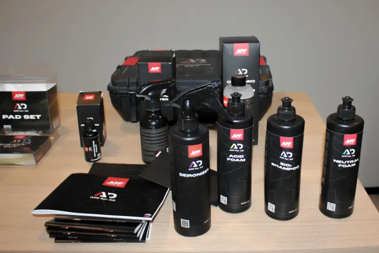 APF automobiļu kopšanas produktu komplekts, ieskaitot šampūnus un putas.