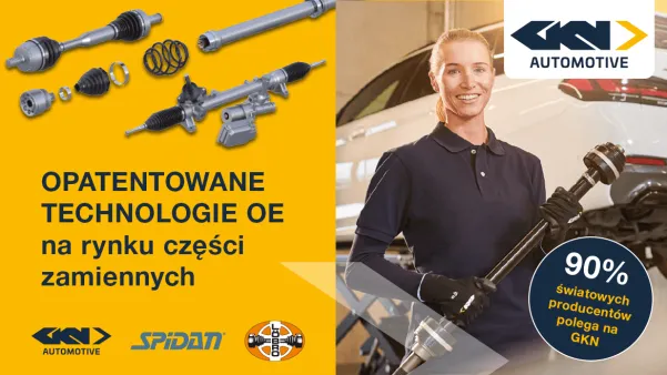 Kobieta prezentująca części zamienne na tle warsztatu samochodowego