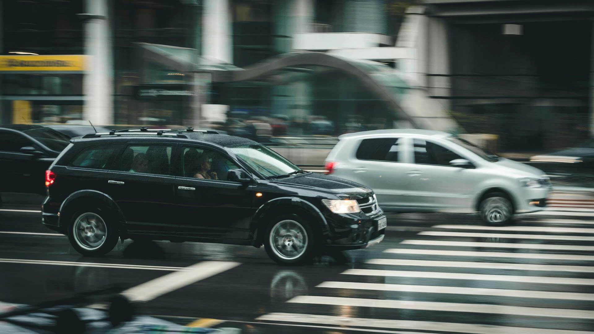 Automobili na kišnoj ulici