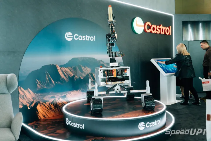 Robot Castrol w showroomie Speed UP!