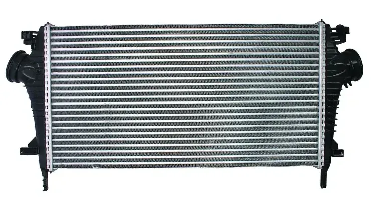Automobilio intercooleris Juodas automobilio intercooleris su metalinėmis plokštėmis ir jungtimis.