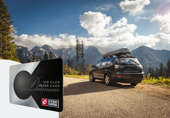 VIP клуб Inter Cars Platinum карта Черен SUV автомобил на пътя с планини на фона и VIP карта Inter Cars Platinum.