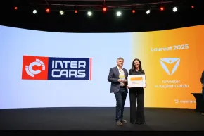 Ceremonia wręczenia nagród Inter Cars 2025 Uczestnicy ceremonii z nagrodą na tle logo Inter Cars i napisem Laureat 2025.