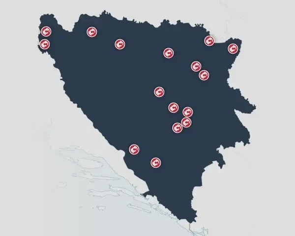 Mapa Bosne i Hercegovine sa označenim lokacijama na tamnoj pozadini.
