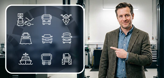 Ikony różnych środków transportu Mężczyzna wskazuje na zestaw ikon przedstawiających różne środki transportu, w tym samochody i statki.