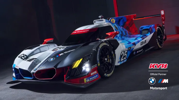 Nowoczesny samochód wyścigowy BMW M Motorsport z numerem 25, w kolorach niebieskim, białym i czerwonym.