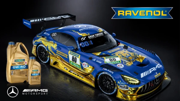 Mėlynos ir auksinės spalvos Mercedes AMG lenktyninis automobilis su Ravenol prekės ženklu ir alyvos buteliais pirmame plane.