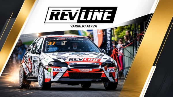 Dinamiškas lenktyninis automobilis su "Revline" numeriu 37, važiuojantis trasoje su žiūrovais fone.