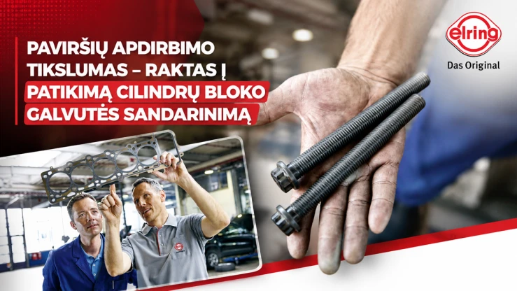 Du mechanikai, laikantys cilindro galvutės tarpiklį ir varžtus automobilių dirbtuvėse.