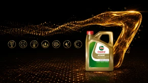 "Castrol EDGE" pažangios sintetinės alyvos buteliukas su auksiniu skysčio sūkuriu ir piktogramomis, žyminčiomis eksploatacines savybes.