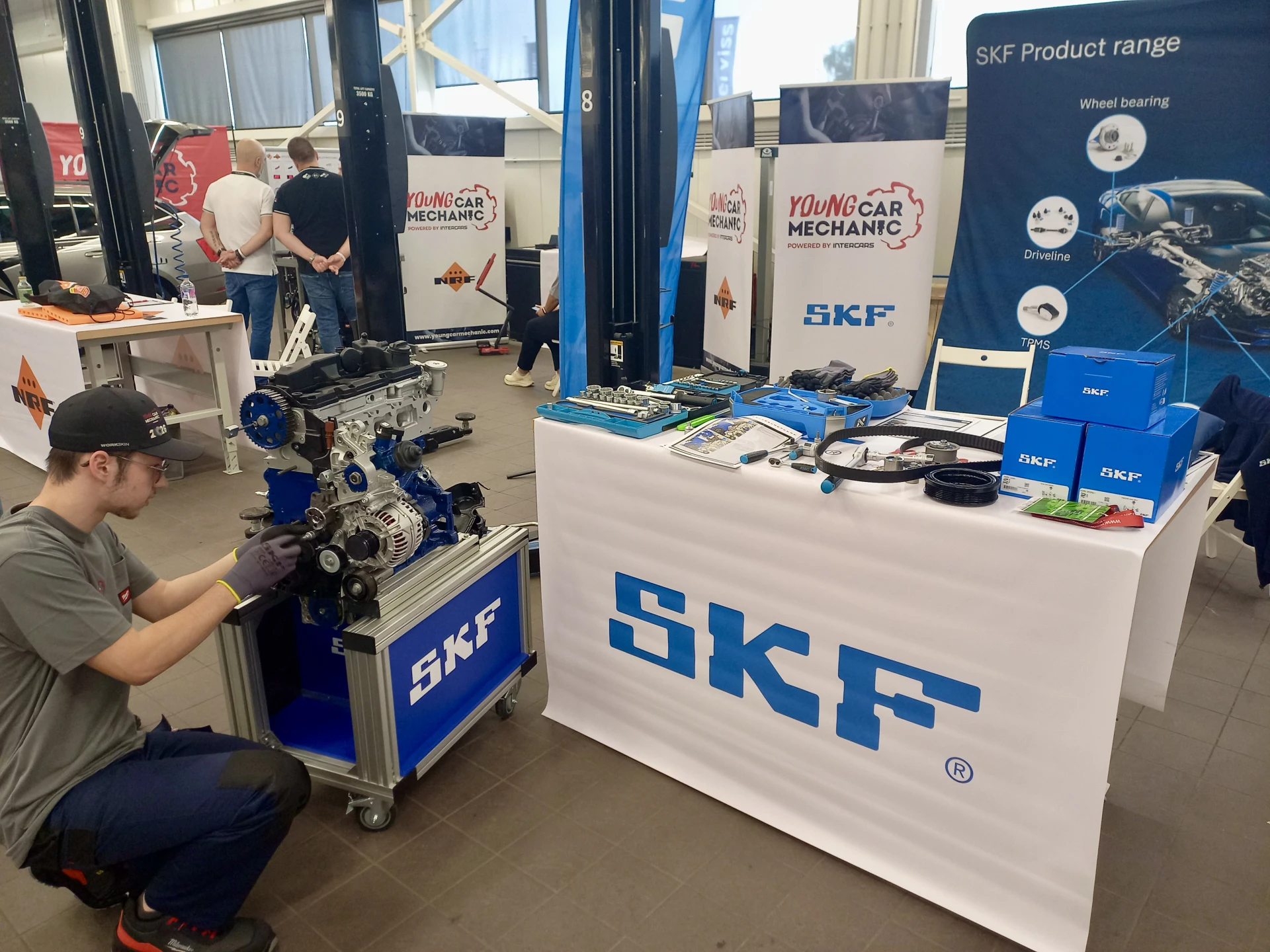 Стенд автомобільної виставки SKF з експозицією двигунів