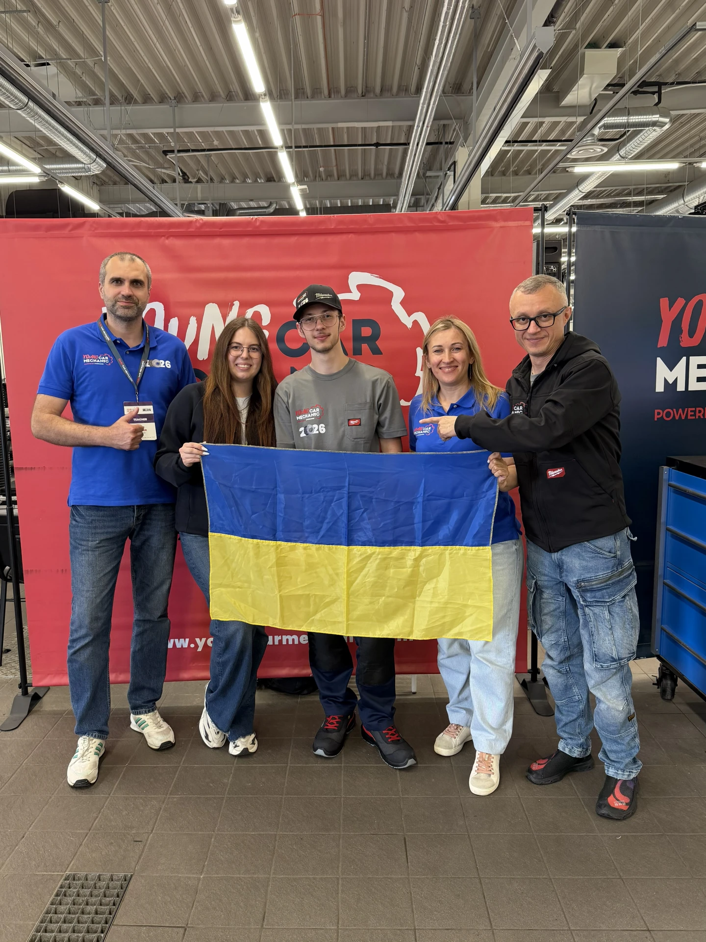 Група тримає український прапор на заході