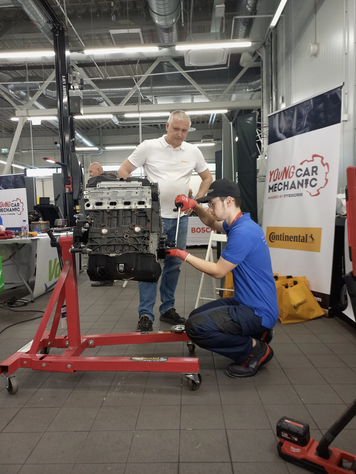 Захід для молодих автомеханіків зі складання двигуна