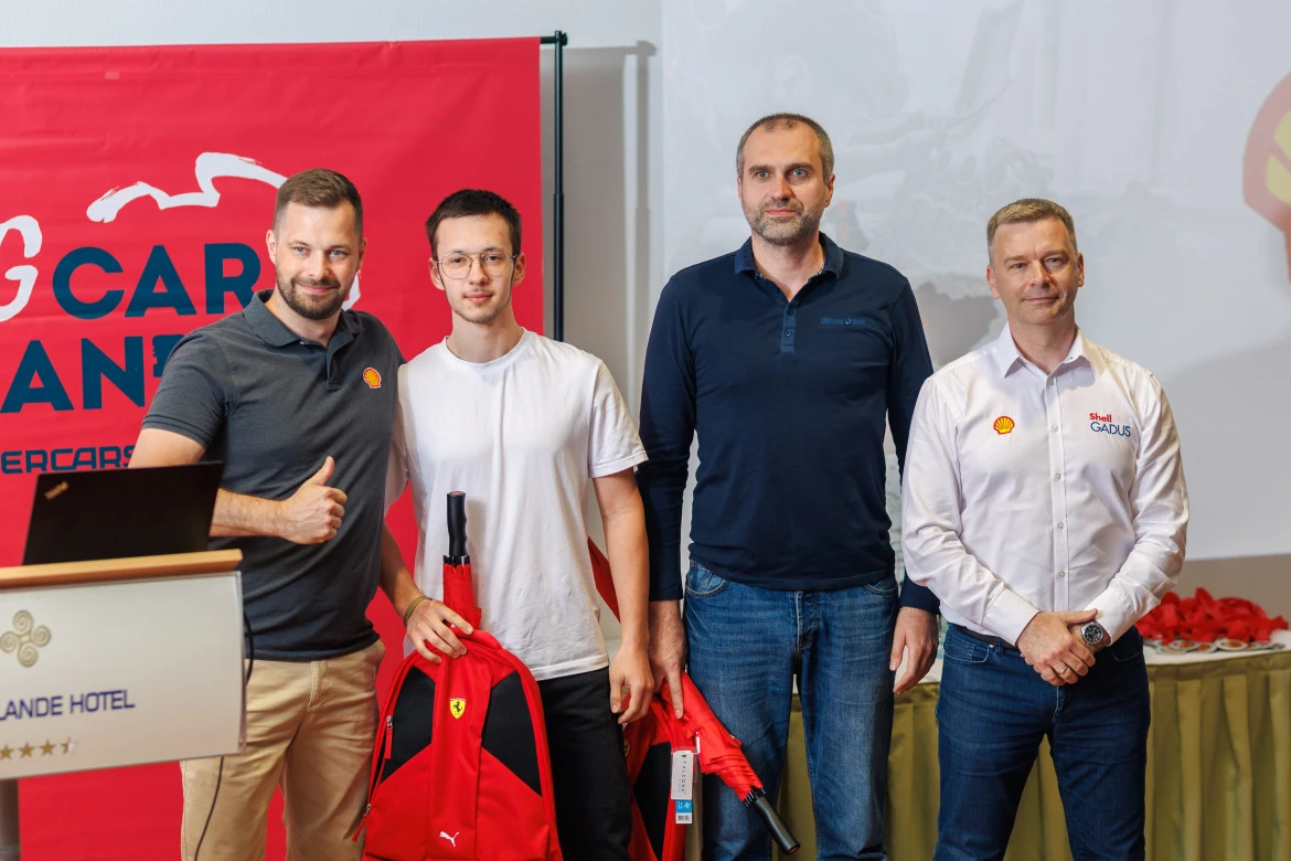 Групове фото на заході Shell з мерчем Ferrari