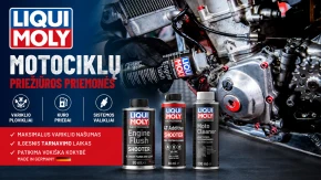 "Liqui Moly" motociklų priežiūros produktai rodomi su "Engine Flush", "4T Additive Shooter" ir "Moto Cleaner" šalia motociklo variklio.