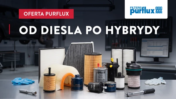 Filtry Purflux do pojazdów diesla i hybrydowych Na stole warsztatowym prezentowano różne filtry Purflux, w tym filtry olejowe, powietrzne i paliwowe, z narzędziami i rękawicami.