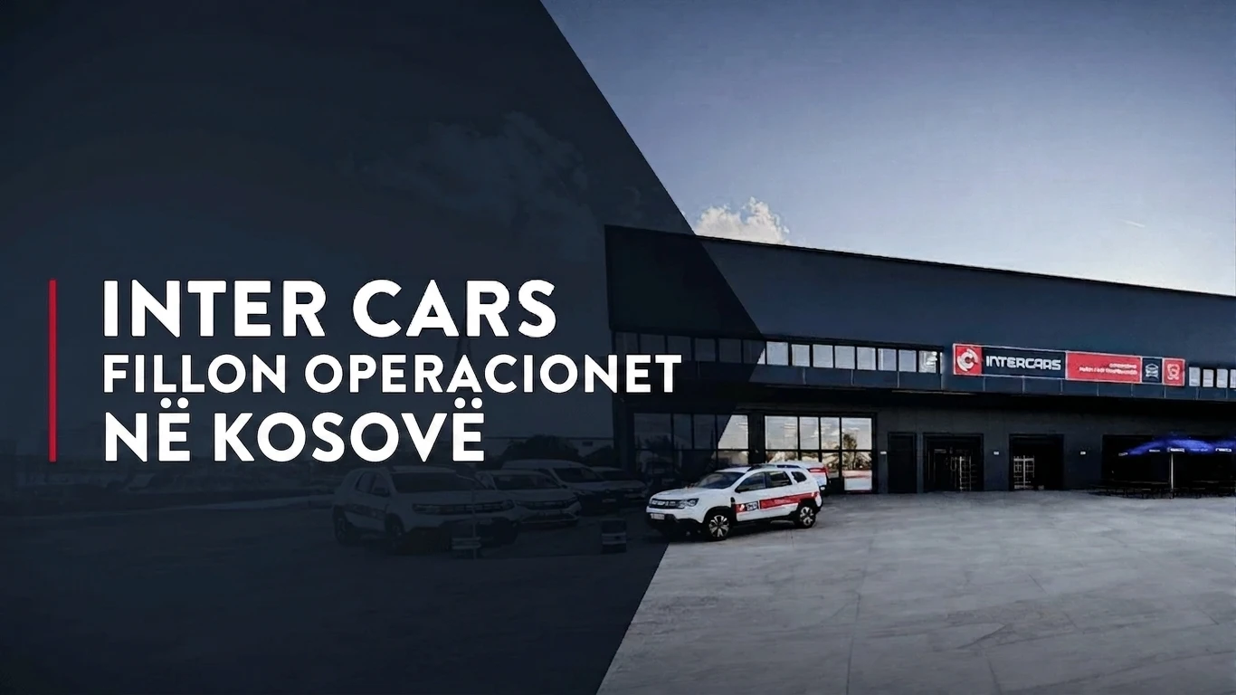 Pamje e jashtme e objektit të Inter Cars në Kosovë me automjete të parkuara jashtë dhe një qiell të pastër.