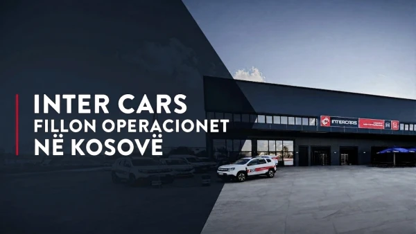 Pamje e jashtme e objektit të Inter Cars në Kosovë me automjete të parkuara jashtë dhe një qiell të pastër.