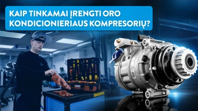 Technikas, dirbantis su oro kondicionieriaus kompresoriumi su įrankiais dirbtuvėse.