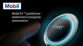 Artimas kadras, kuriame ranka spaudžia elektrinių transporto priemonių užvedimo mygtuką, su Mobil logotipu.