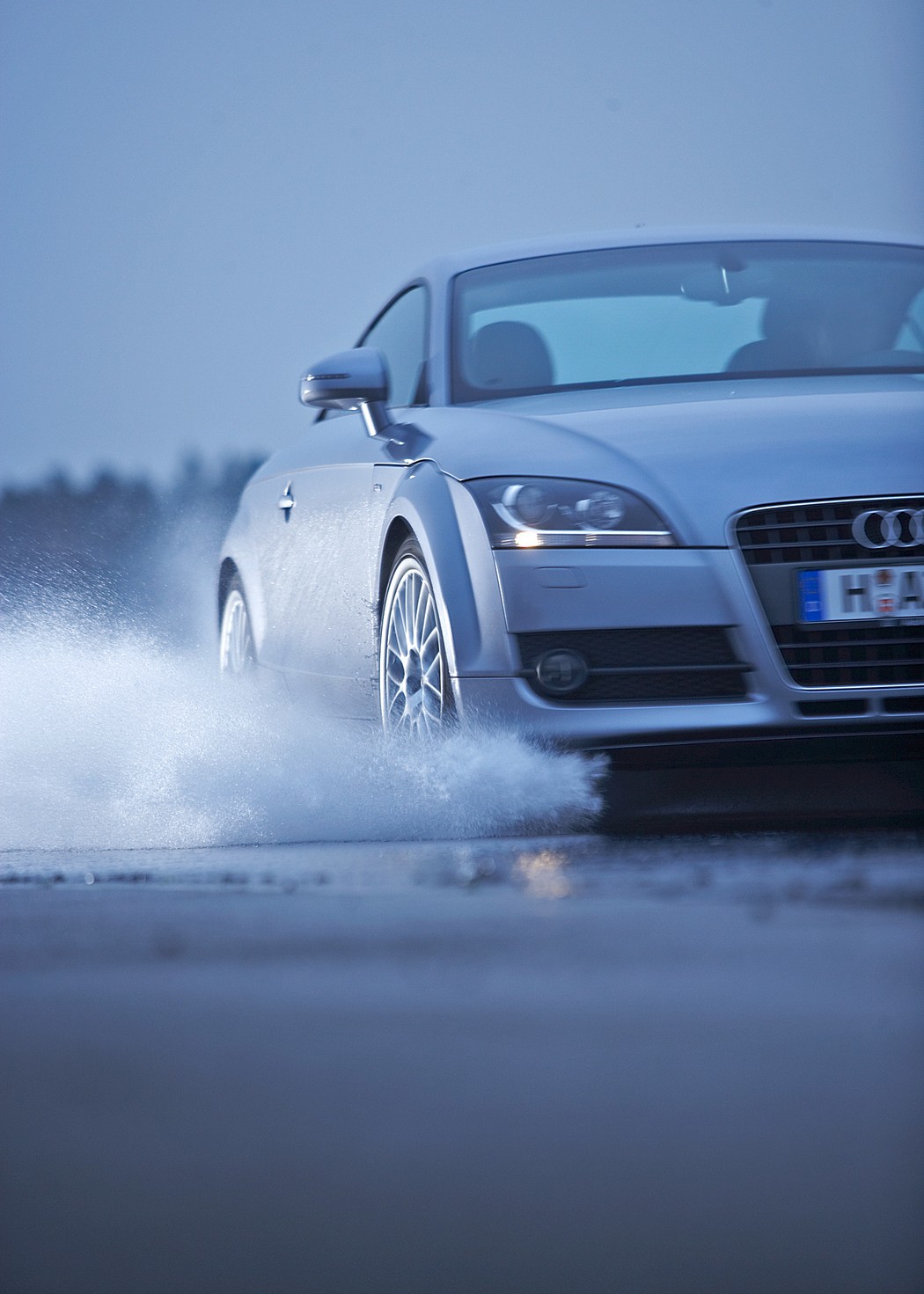Lyjant lietui saugokitės akvaplanavimo: kaip suvaldyti slystantį automobilį?