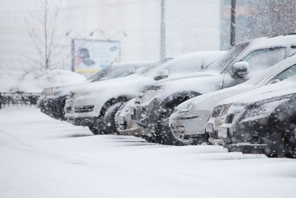 Parkujesz swój samochód na zewnątrz? Dowiedz się, jak szybko ogrzać go zimą