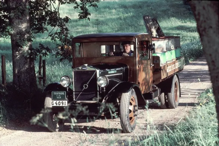 Model LV 75 (1933 r.) miał silnik umieszczony w kabinie.