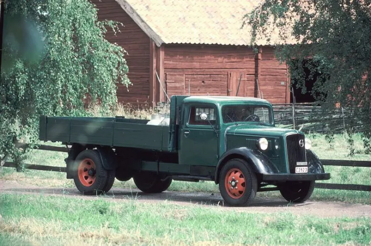 W 1938 r., rozpoczęto produkcję modelu LV 101 o oryginalnej stylistyce zwanego Sharpnose.