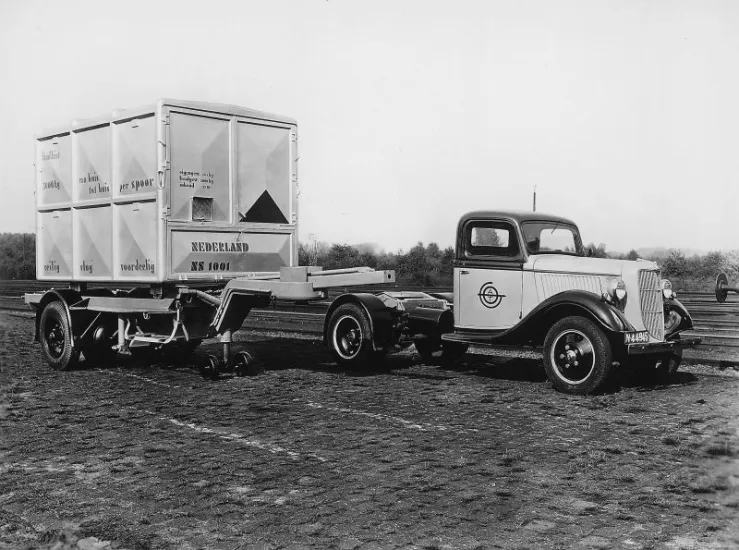 W 1936 r. DAF zasłynął produkcją niskopodwoziowych naczep dostosowanych do przewozu kontenerów o długości 3 m. i ładowności 3,5 tony, które w łatwy sposób mogły być umieszczane na wagonach kolejowych