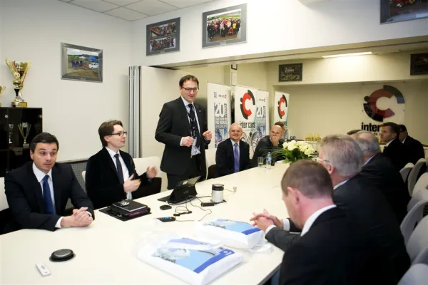 Na spotkaniu obecni byli Członkowie Zarządu Inter Cars SA: Robert Kierzek, Krzysztof Oleksowicz, Krzysztof Soszyński, Witold Kmieciak i Wojciech Twaróg oraz przedstawiciele ZF: Prezes Zarządu Alois Ludwig, Dyrektor na Europę Centralną, Manfred Filko i Dyrektor polskiego oddziału - Peter Rothenhofer