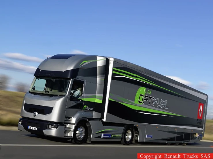 Prototypowy zestaw drogowy Renault Optifuel Lab oparty na modelu Premium. W ciągniku wydłużono o 30 cm przedni zderzak, zmieniono kształt dachu kabiny, usunięto lusterka zewnętrzne zastępując je kamerami, wprowadzono spoilery boczne i osłonięto koła naczepy.